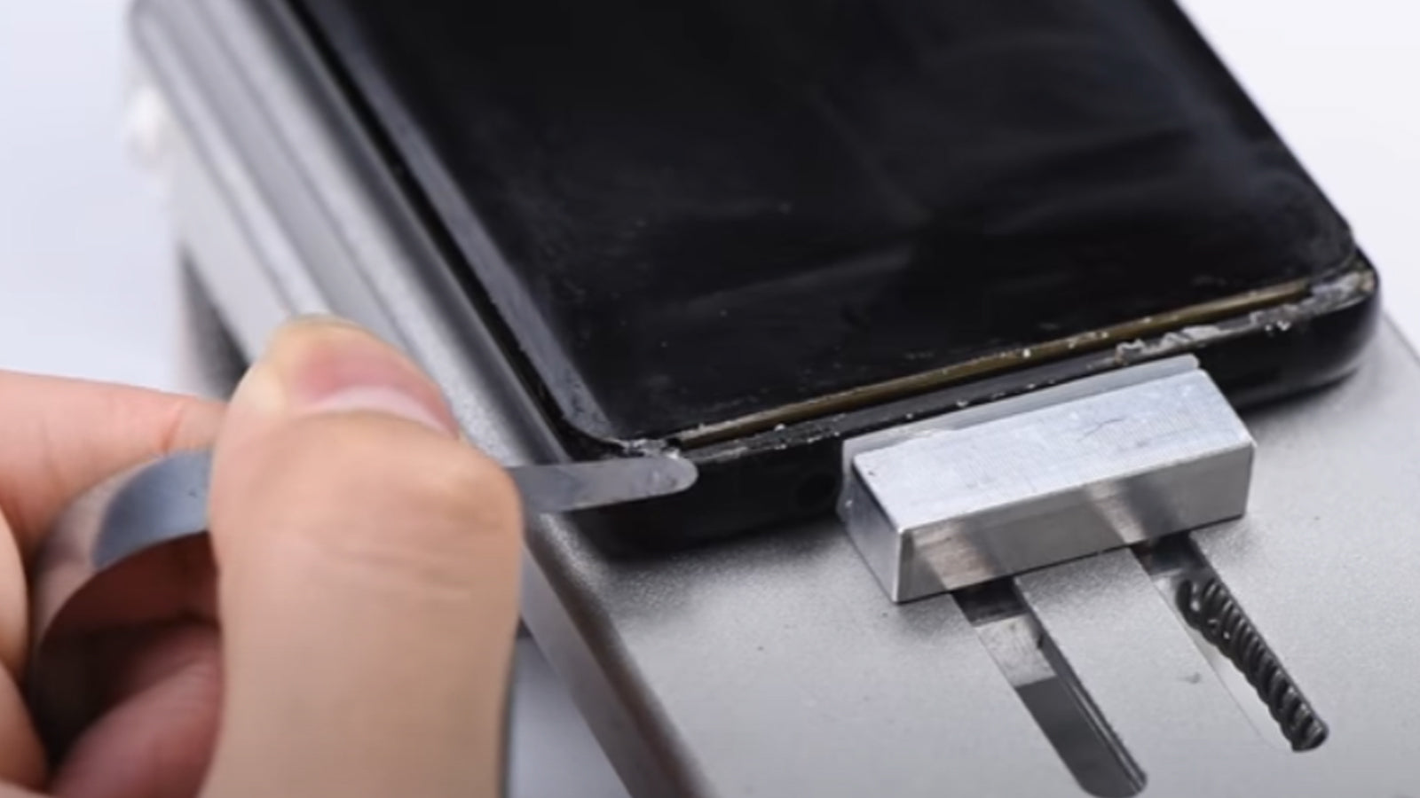3 steps to separate the Edge LCD screen